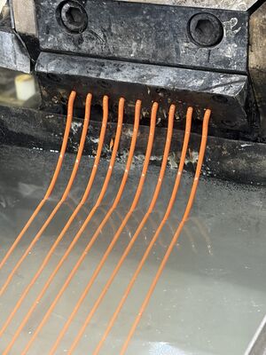 Производство ценовой и цветовой соответствия ТПУ-материал с высокой прочностью на разрыв и усиленной жесткостью, подходящий для применения в процессе инжекционной формовки